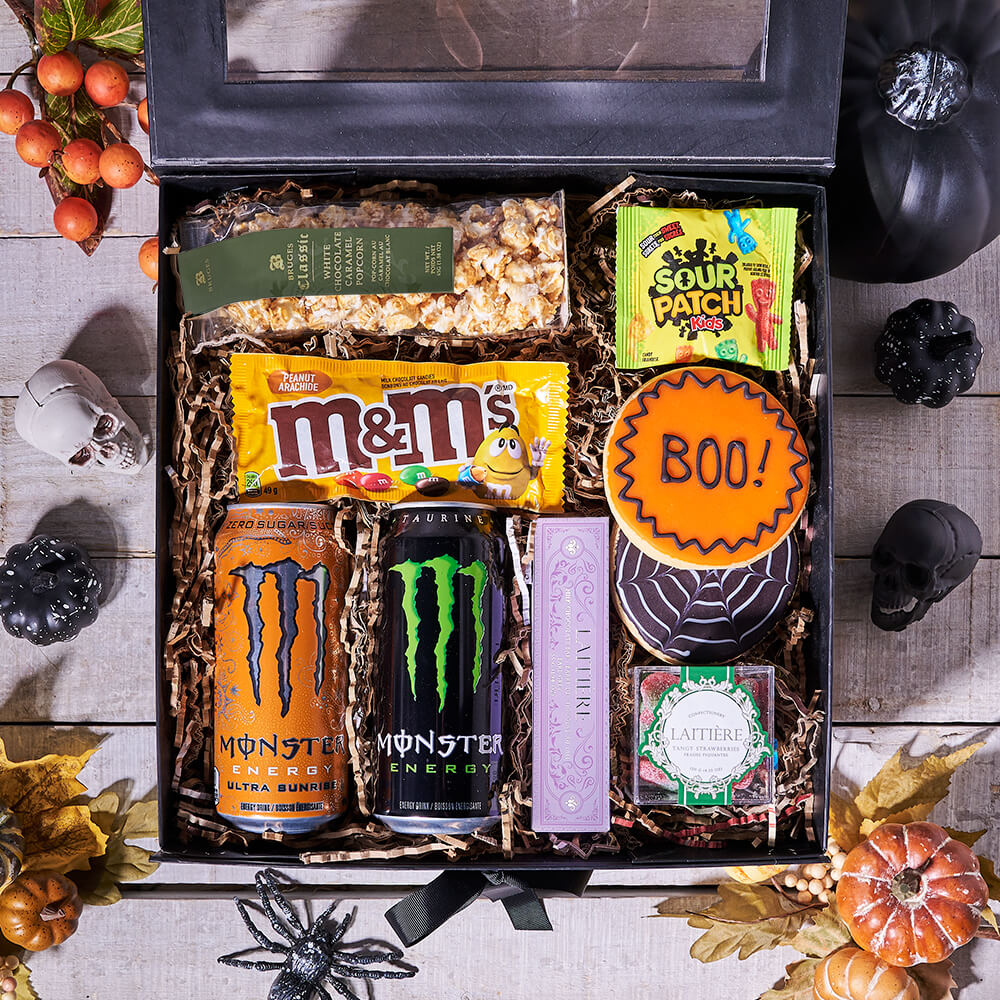 Halloween Candy and Snack Basket, USA – how the gift is presented