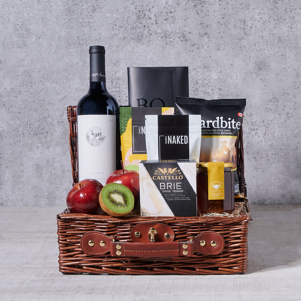 Gourmet Wine Gift Basket with Dark Chocolate and Brie Cheese – how the gift is presented