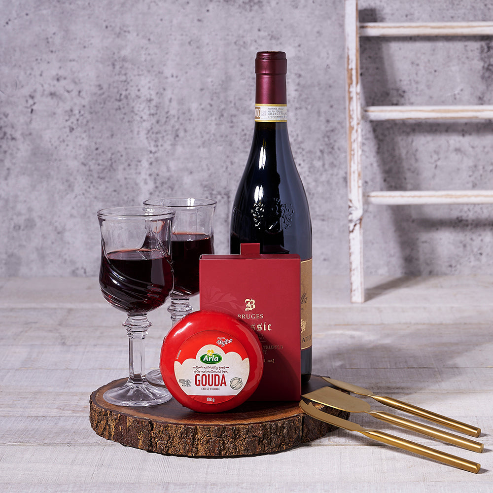Red Wine Chocolate and Cheese Basket – how the gift is presented