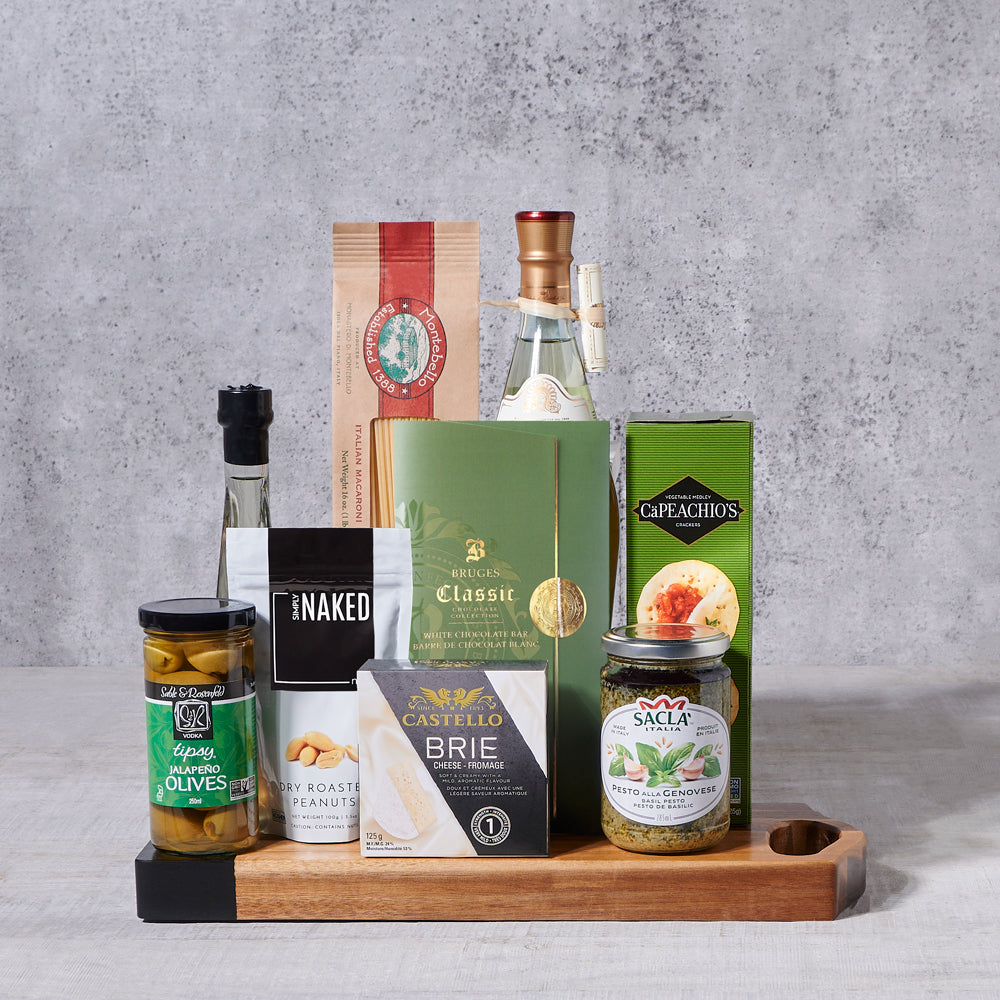 Wine Basket with Brie and Pasta, USA – how the gift is presented