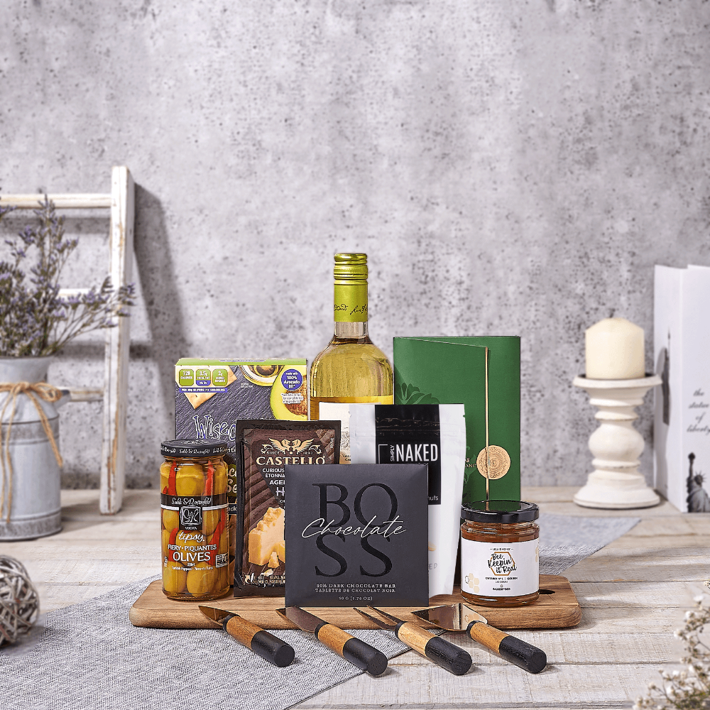Kosher Wine & Cheese Snack Basket, USA – how the gift is presented