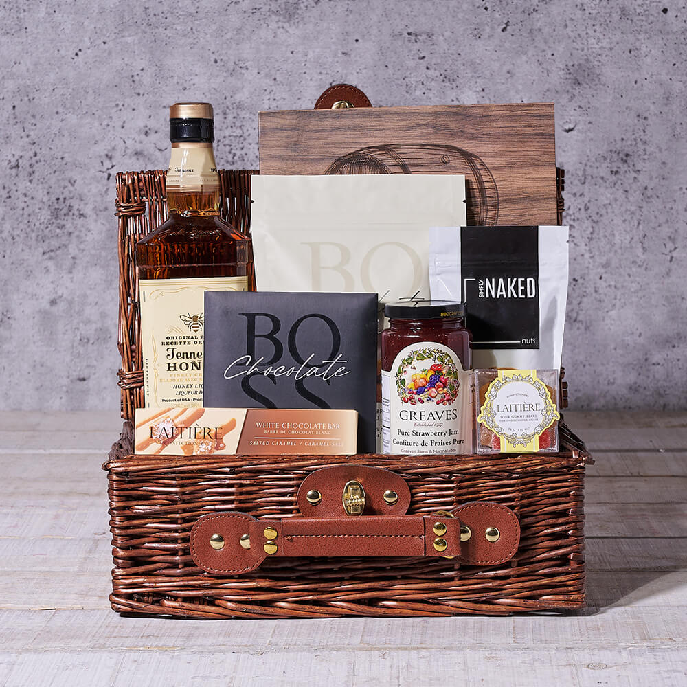 Liquor Basket with Strawberries – how the gift is presented