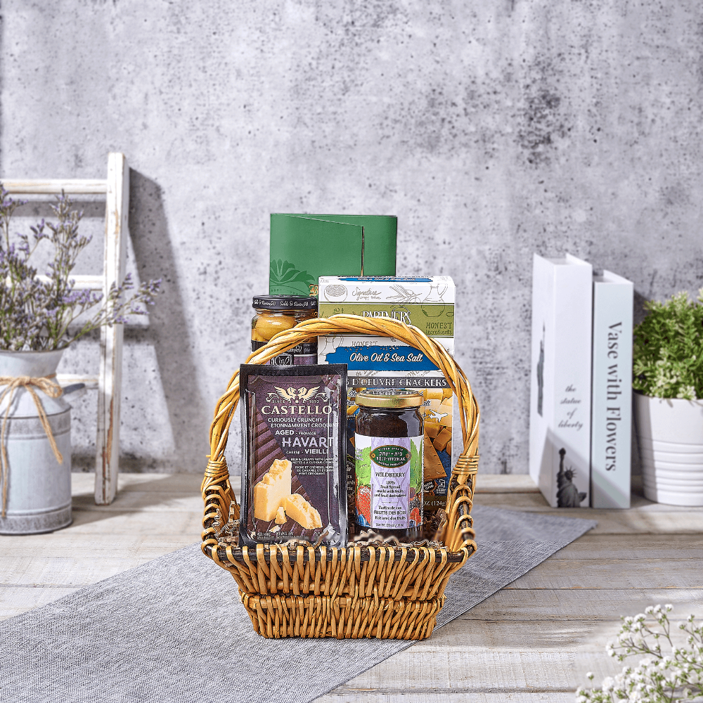 Kosher Gourmet Basket with Cheese – how the gift is presented